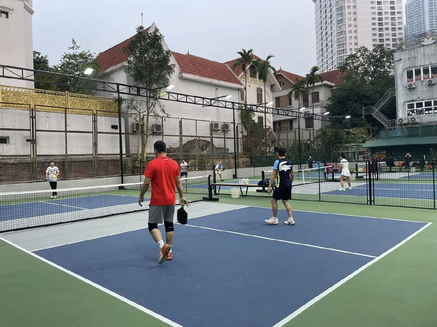 Sân pickleball Làng Quốc Tế Thăng Long cung cấp đầy đủ các dịch vụ tiện ích