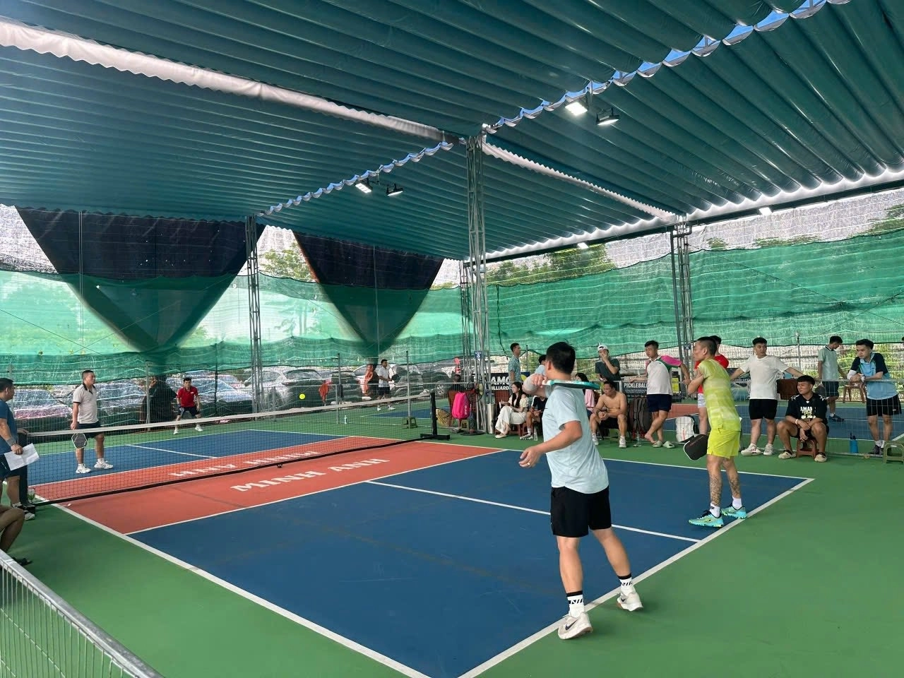 Sân pickleball minh anh hỗ trợ đầy đủ các tiện ích và dịch vụ