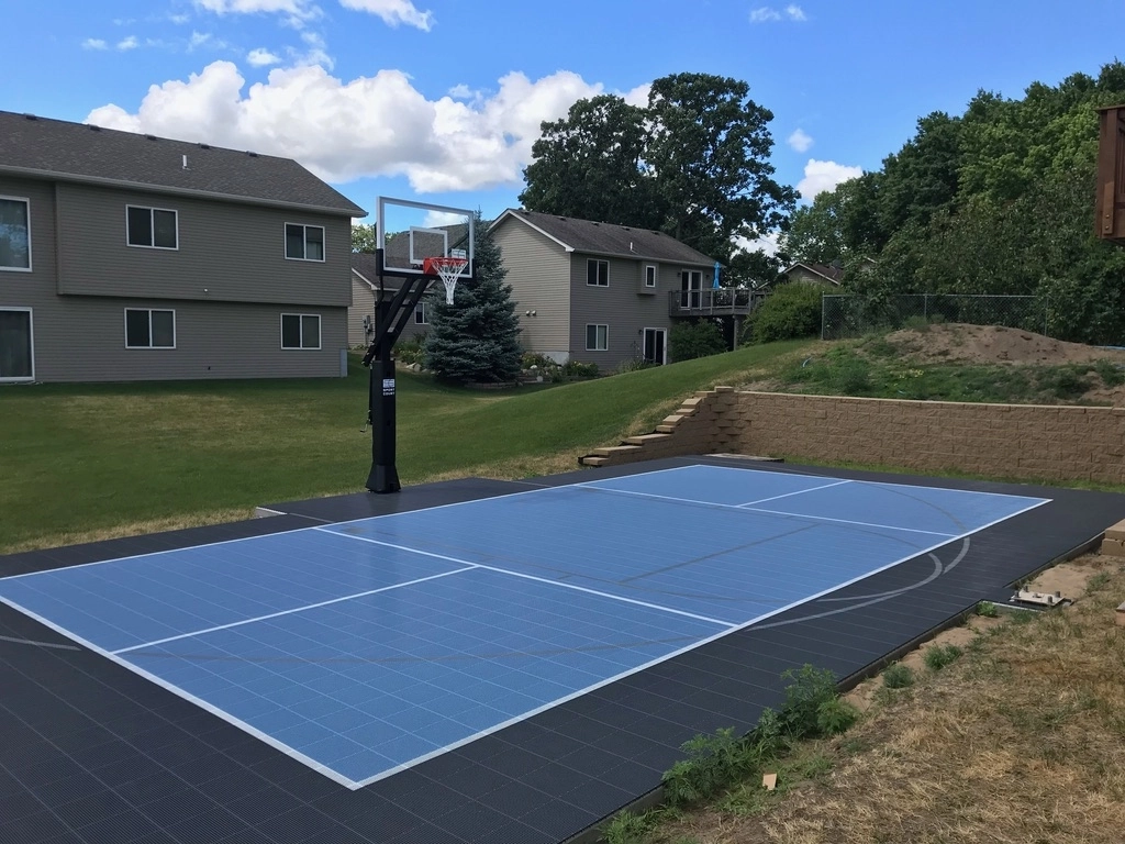 sân pickleball mini trên sân bóng rổ