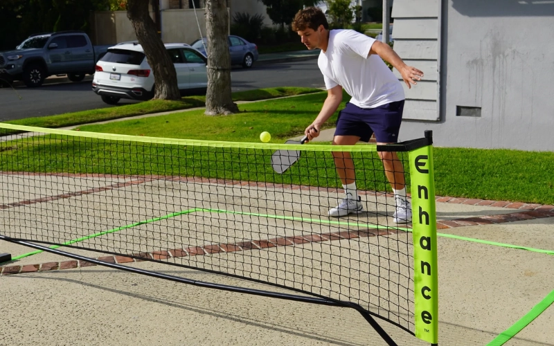 chơi pickleball trên sân pickleball mini