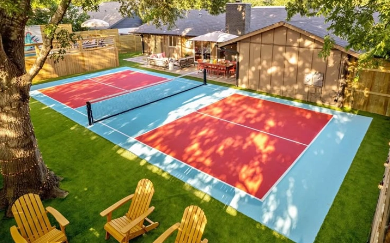sân pickleball trong khuôn viên sân vườn