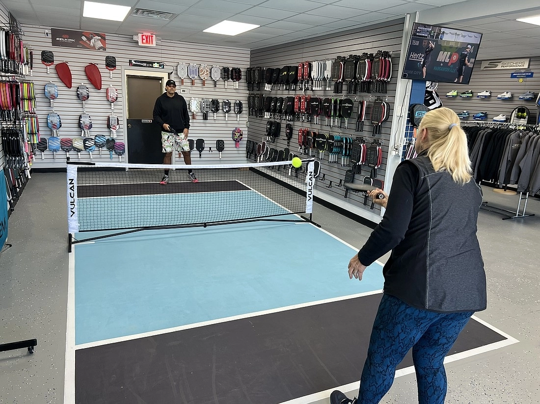 sân pickleball mini trong nhà