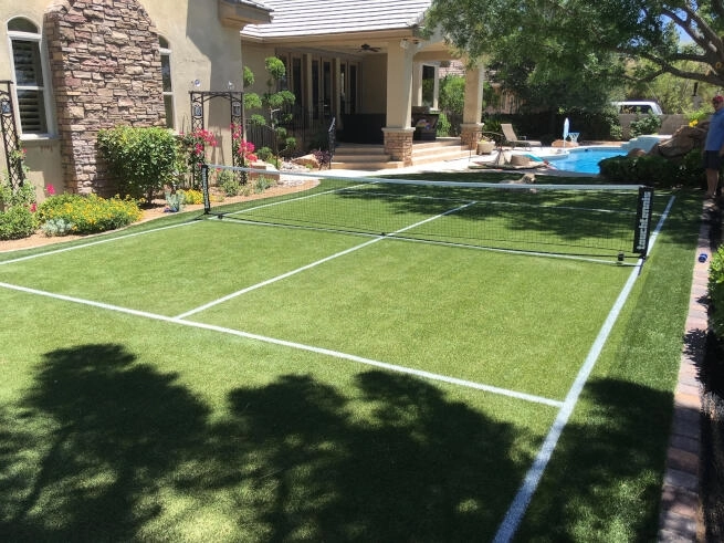 Sân pickleball mini trên sân cỏ