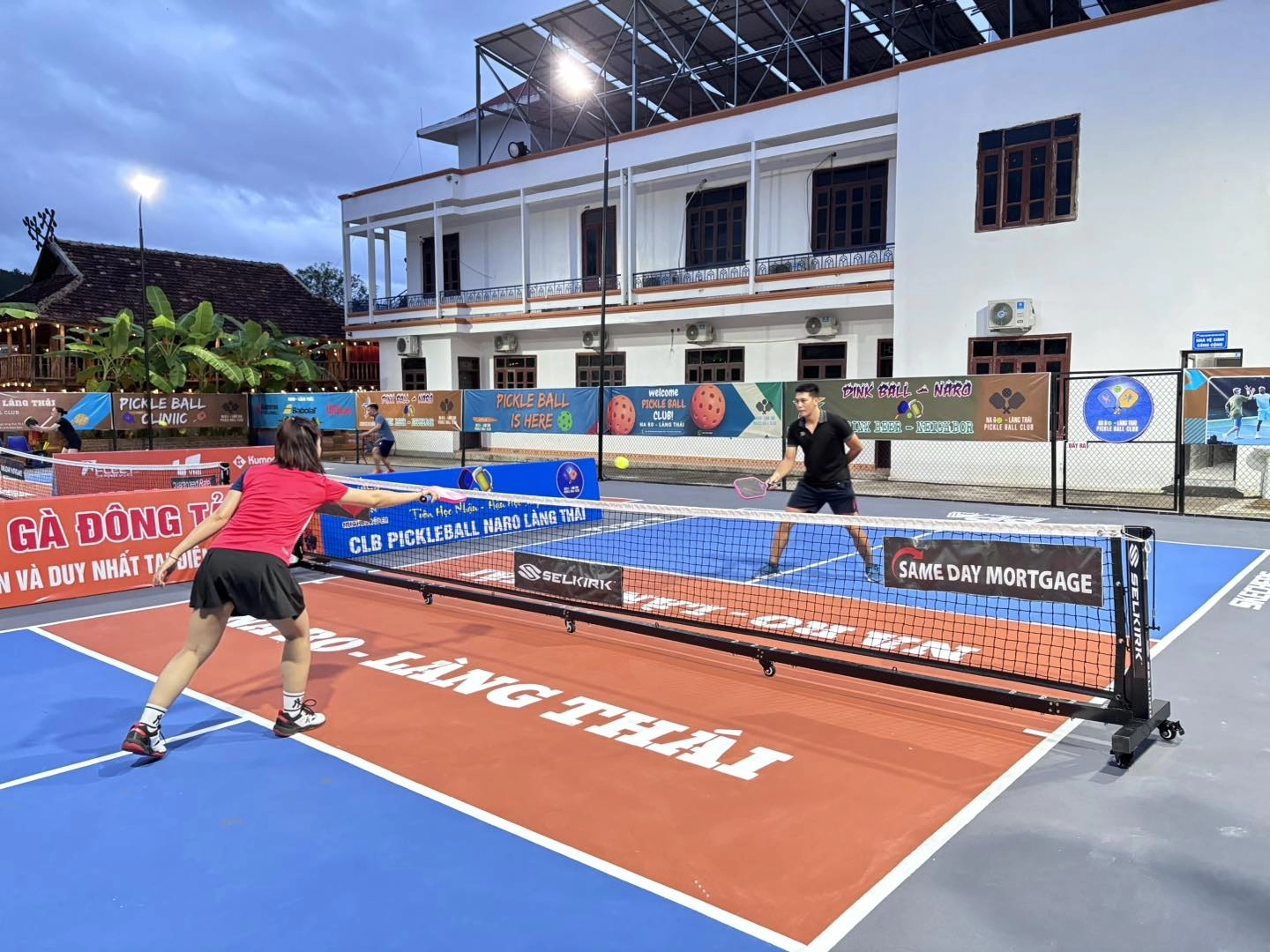 Các dịch vụ tiện ích của sân Pickleball Naro Làng Thái