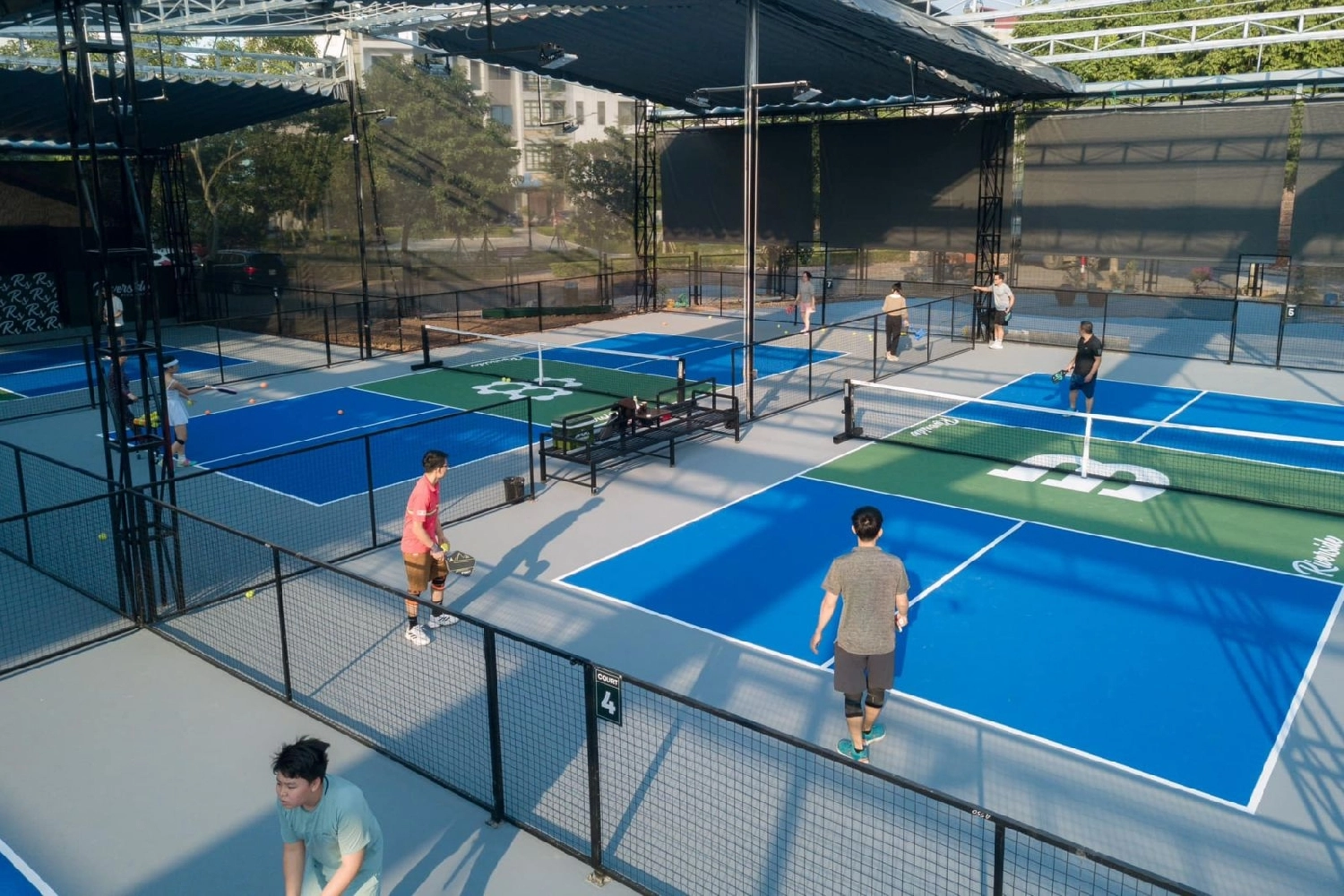 Chất lượng mặt sân sân pickleball Riverside Long Biên