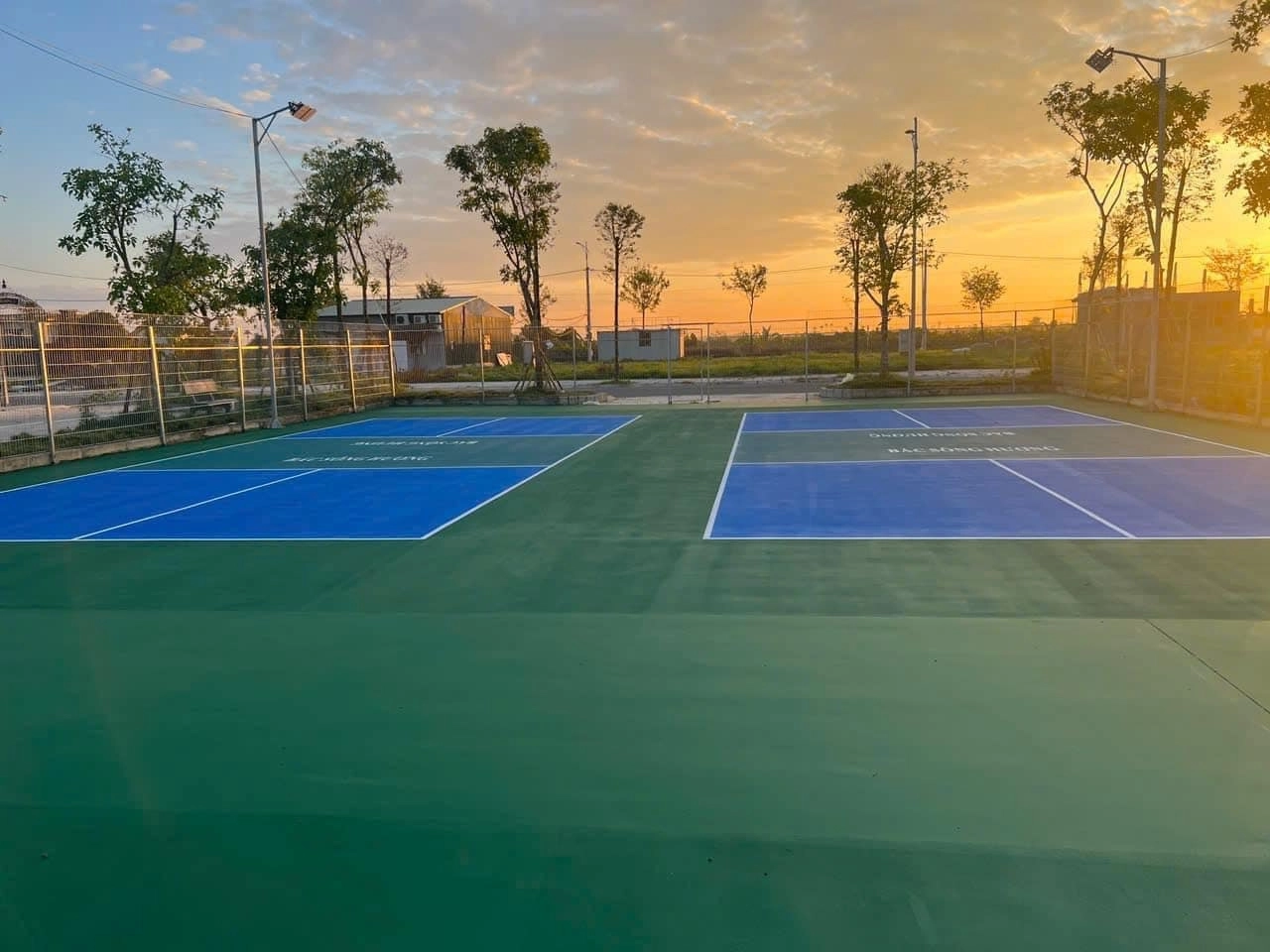 Cảnh hoàng hôn tại sân pickleball Thanh Hà