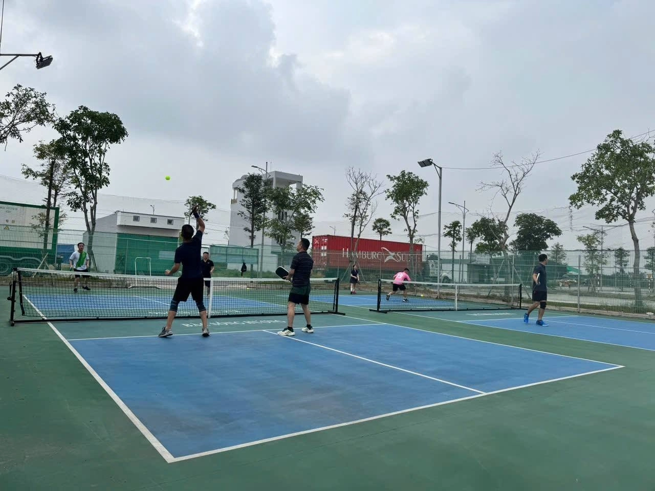 Sân pickleball Thanh Hà cung cấp đầy đủ dịch vụ