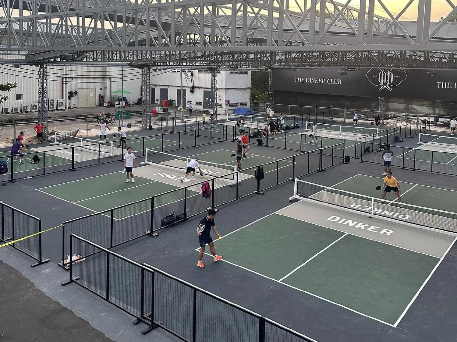 Các dịch vụ tiện ích của sân Pickleball The Dinker Club