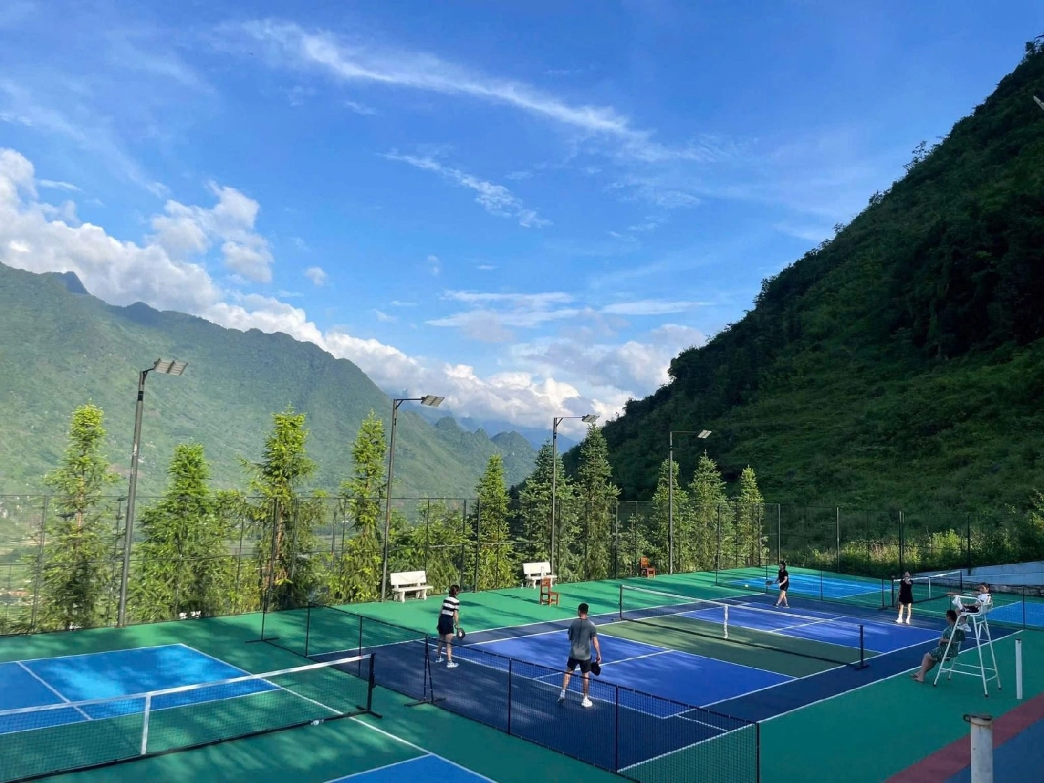 Không gian sân pickleball Thống Nhất Vũng Tàu thoáng, view rừng núi