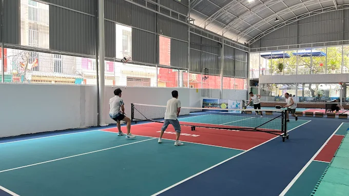 Không gian sân pickleball và cafe kiều vũ
