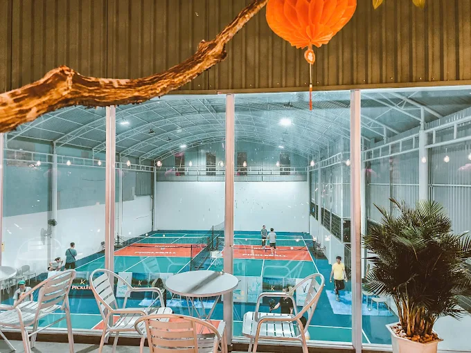 Sân pickleball và cafe kiều vũ cung cấp đầy đủ dịch vụ