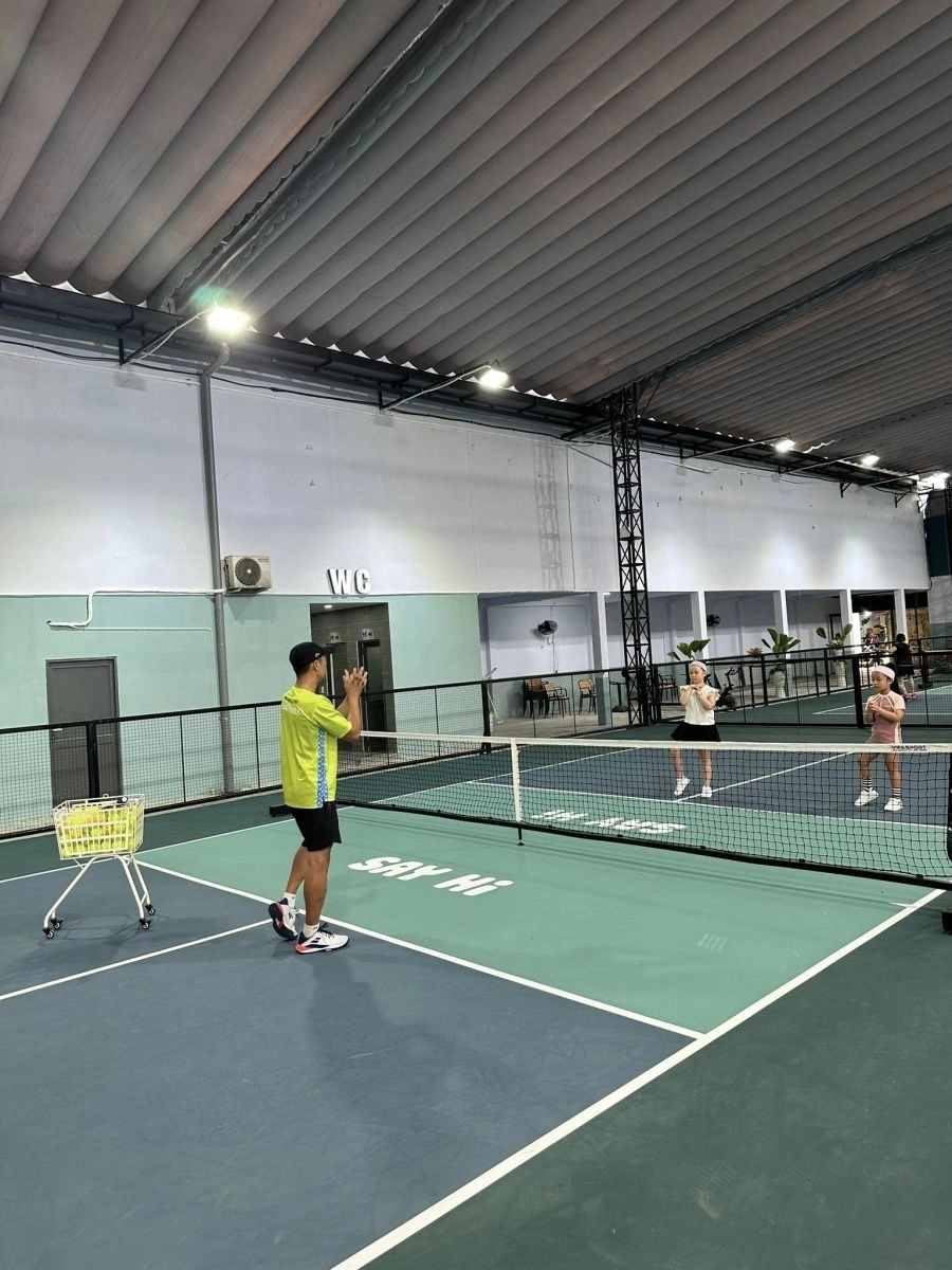 Huấn luyện viên tại sân Say Hi Pickleball