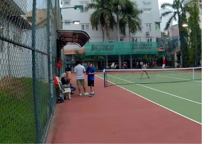Sân tennis Ông Già