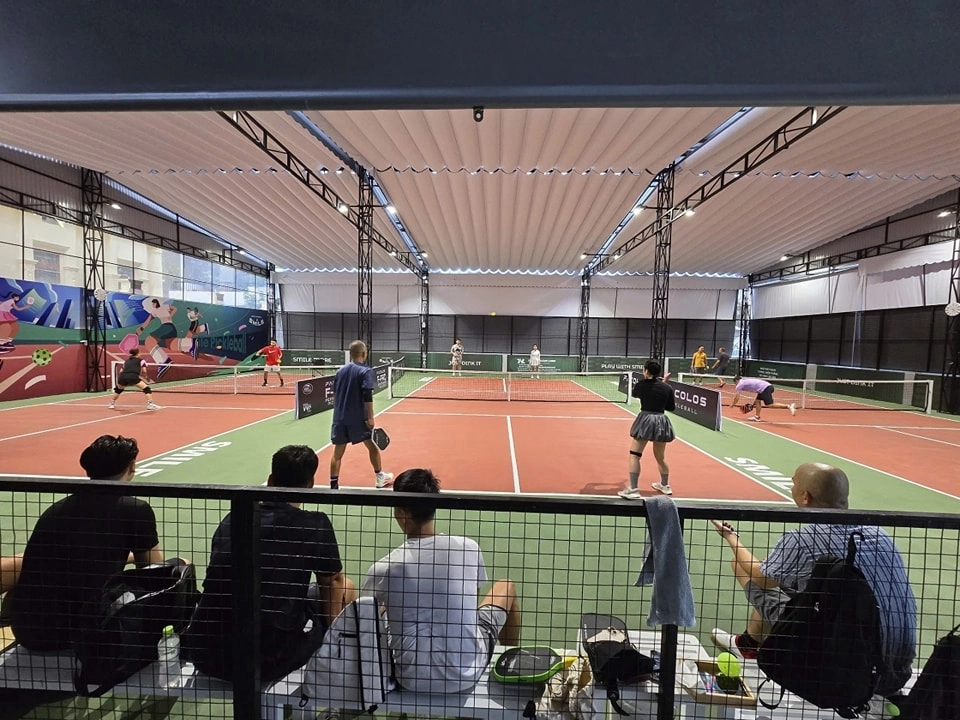 Khu vực nghỉ ngơi tại sân Smile Pickleball