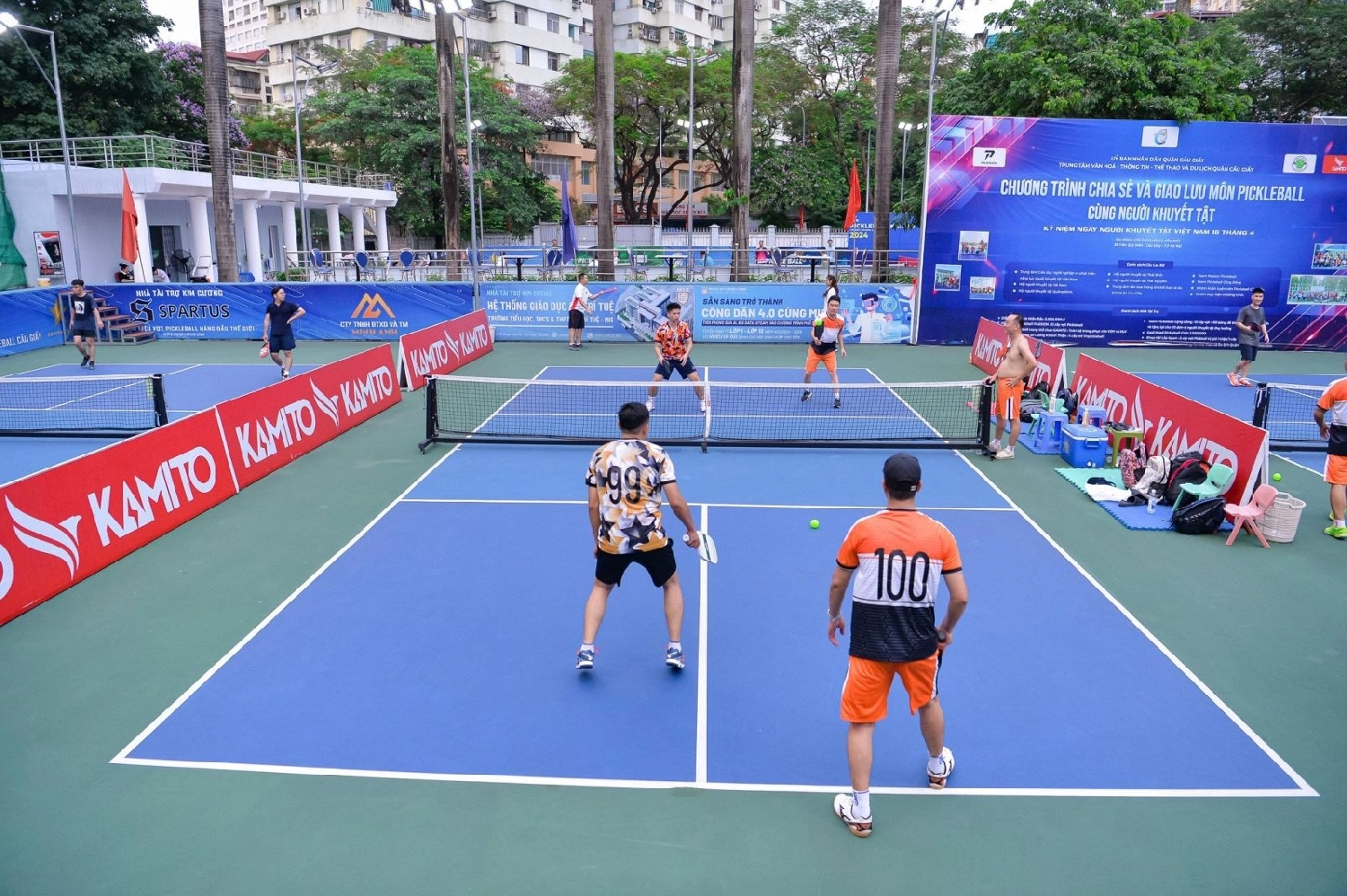 Về kỹ năng chơi Pickleball trong so sánh pickleball đôi và đơn