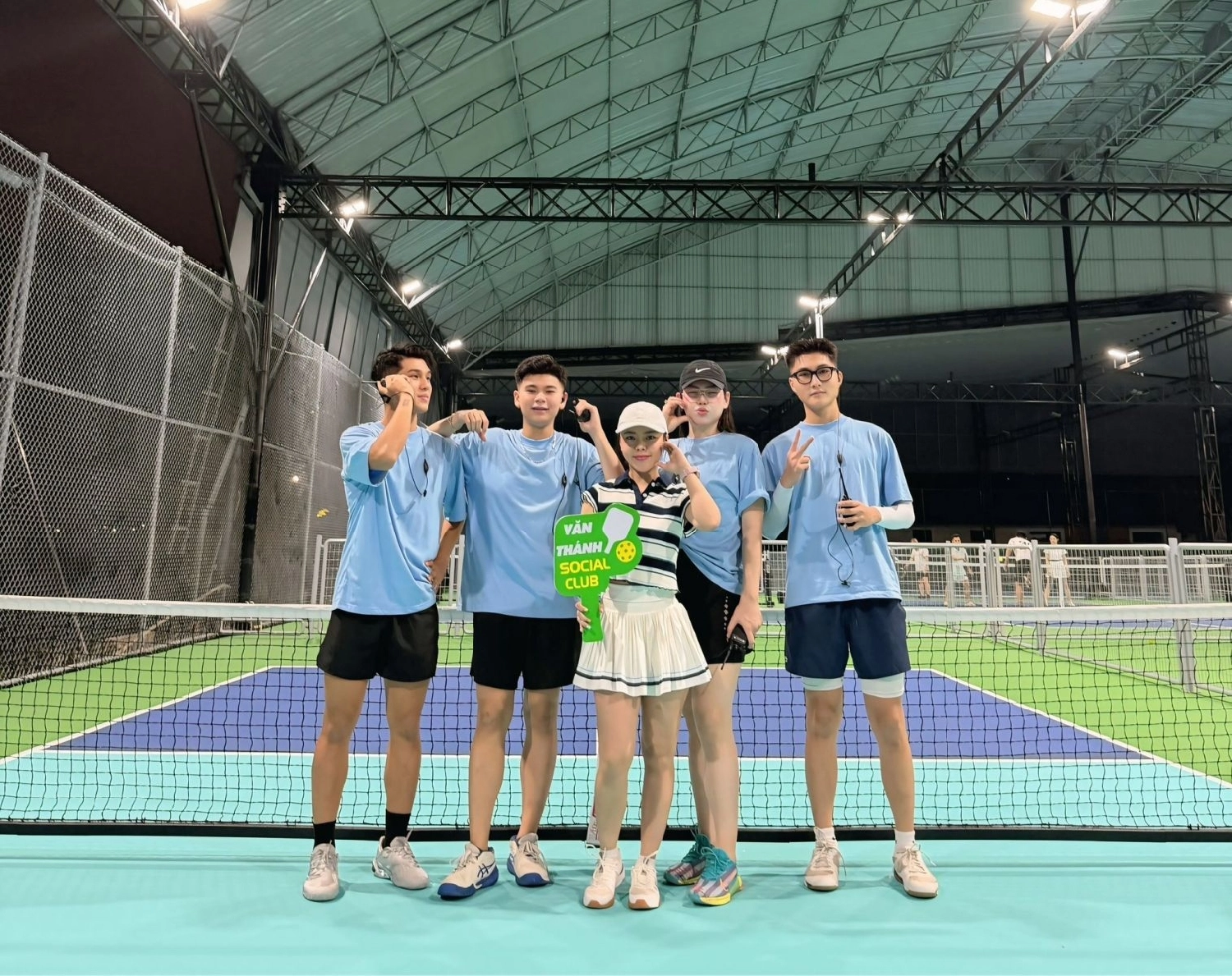 Nhóm social pickleball chụp hình sau giao lưu