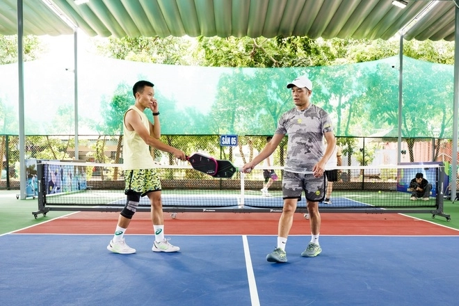 Mỗi người chơi sẽ đánh xoay vòng trong một buổi social pickleball