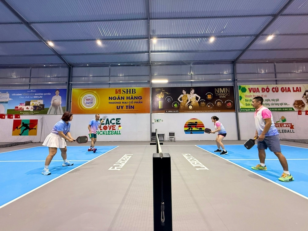 Người chơi social đang tham gia đánh pickleball theo lịch sắp xếp