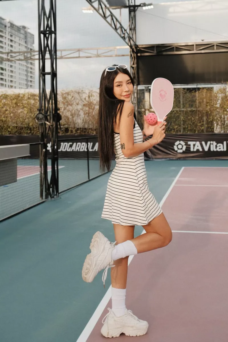 Tạo dáng chụp ảnh pickleball