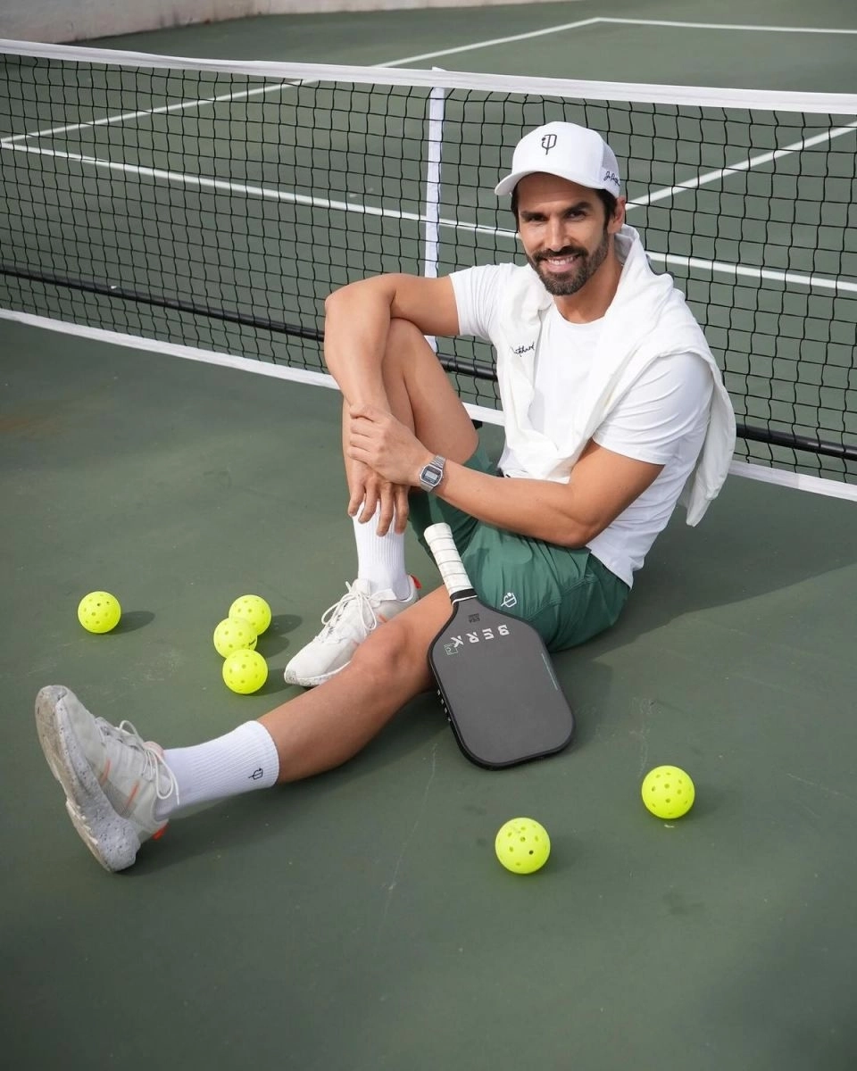 Tạo dáng chụp ảnh pickleball