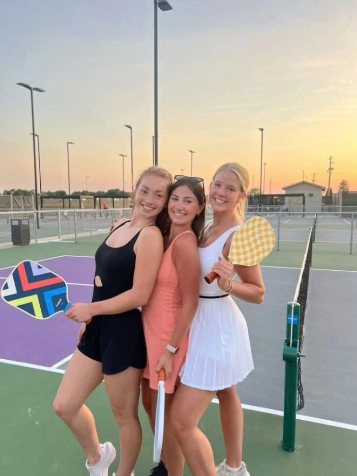 Tạo dáng chụp ảnh pickleball