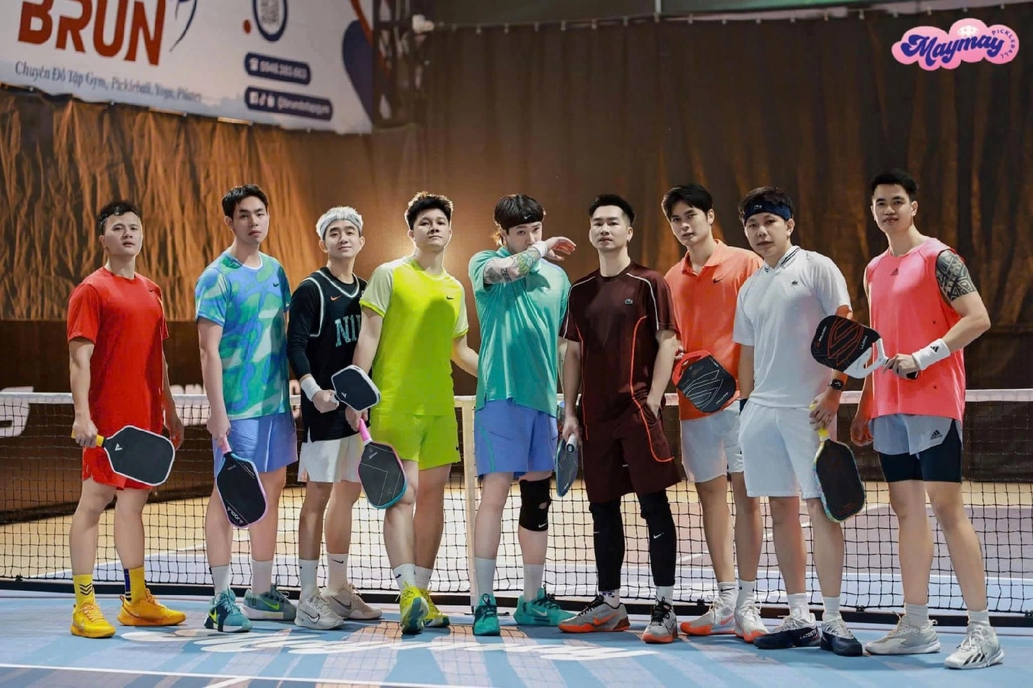 Tạo dáng chụp ảnh pickleball