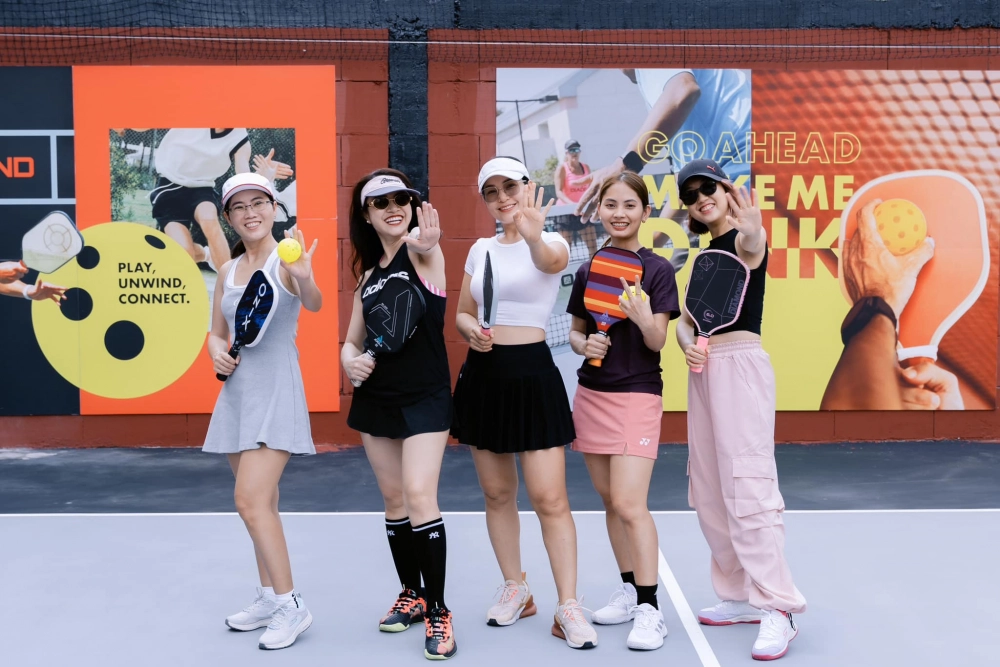 Tạo dáng chụp ảnh pickleball