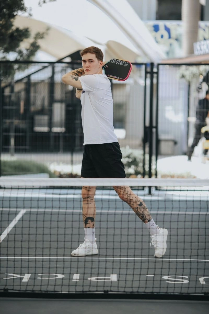 Tạo dáng chụp ảnh pickleball cho nam