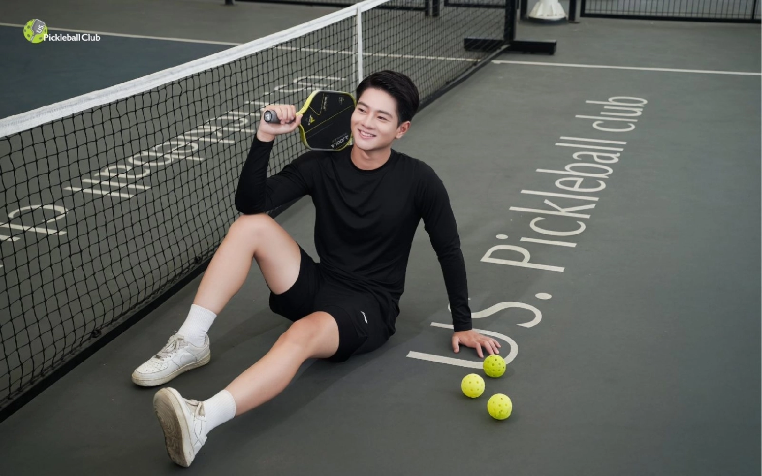 Tạo dáng chụp ảnh pickleball