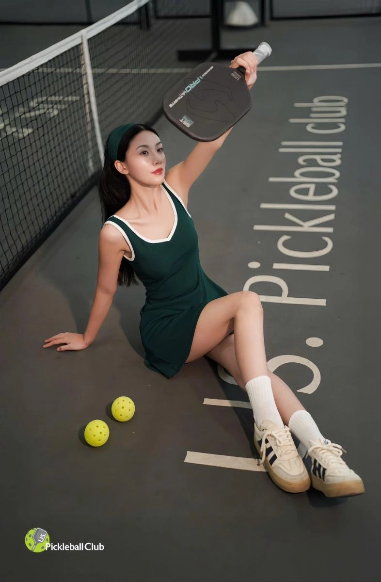 Tạo dáng chụp ảnh pickleball