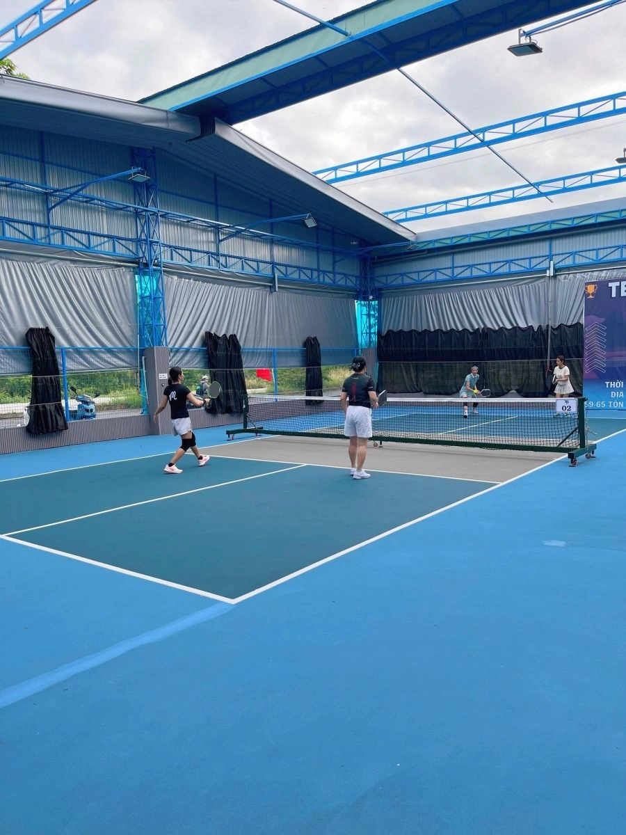 Người chơi trải nghiệm sân TB pickleball