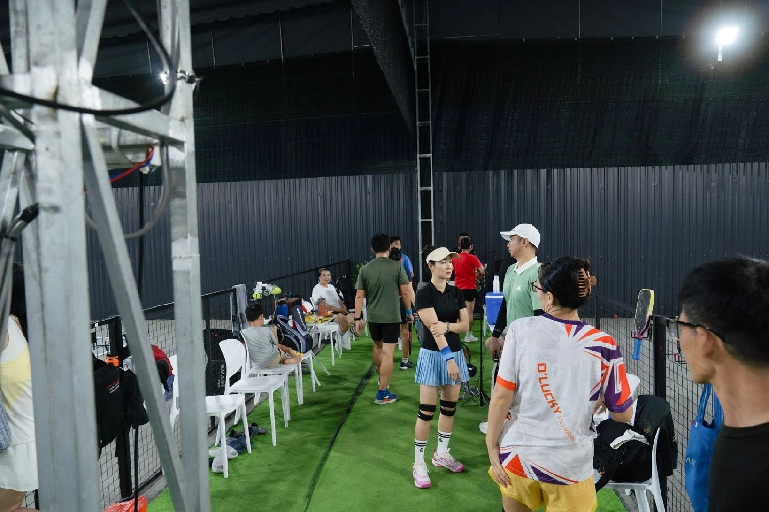 Khu vực nghỉ ngơi tại sân The Battle Pickleball