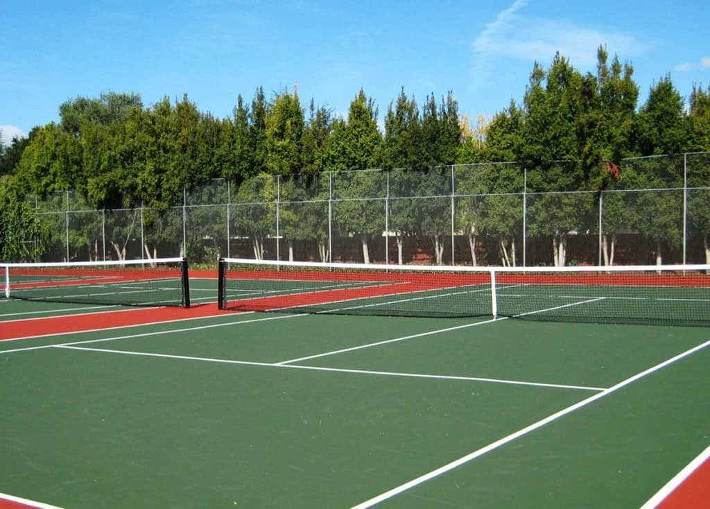 Ưu điểm và nhược điểm của sân cầu lông ngoài trời