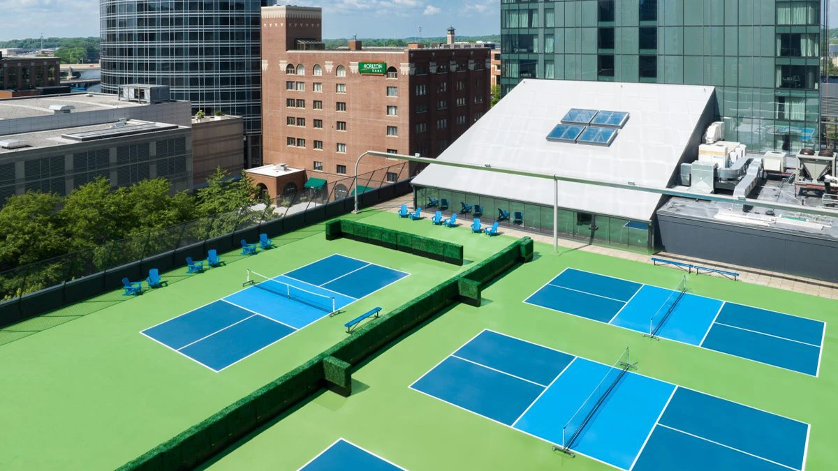 sân pickleball trên sân thượng