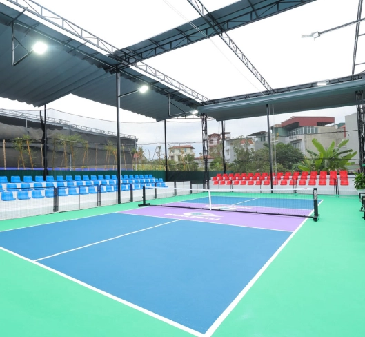 sân pickleball có mái che