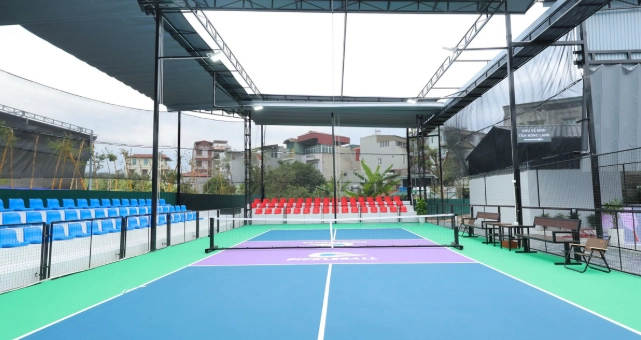 sân pickleball có mái che