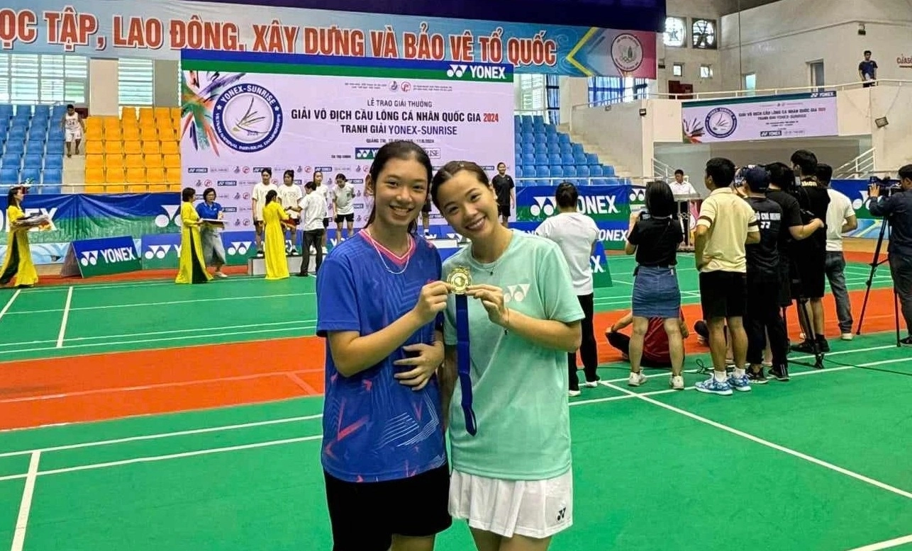 Thu huyền cầu lông