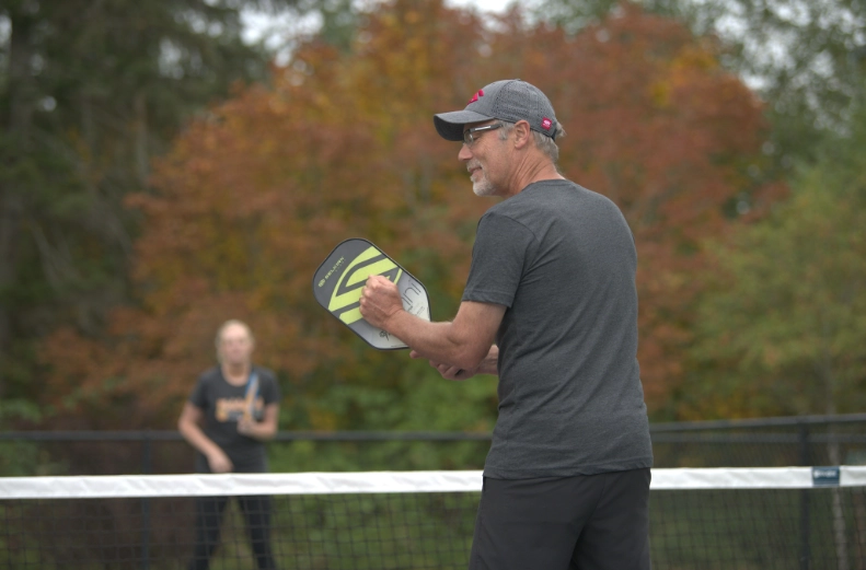 Tín hiệu tay để di chuyển trong đánh đôi Pickleball - Giữ nguyên vị trí