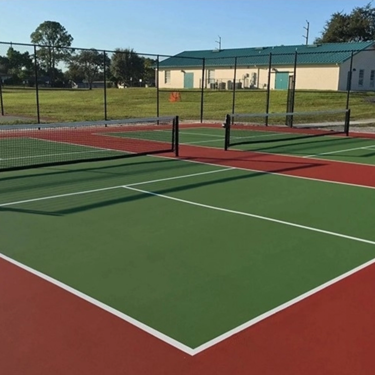sân pickleball màu xanh lá cây và trắng