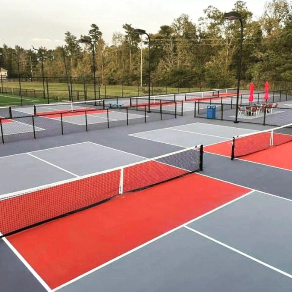sân pickleball màu cam và xám