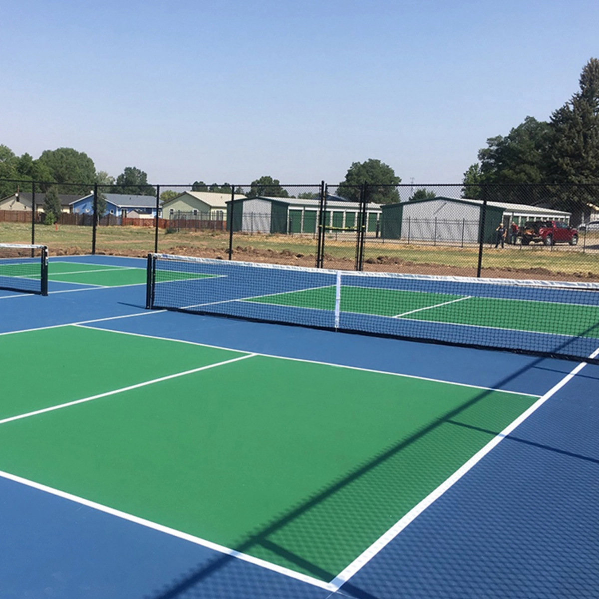 sân pickleball màu xanh lam và xanh lá cây
