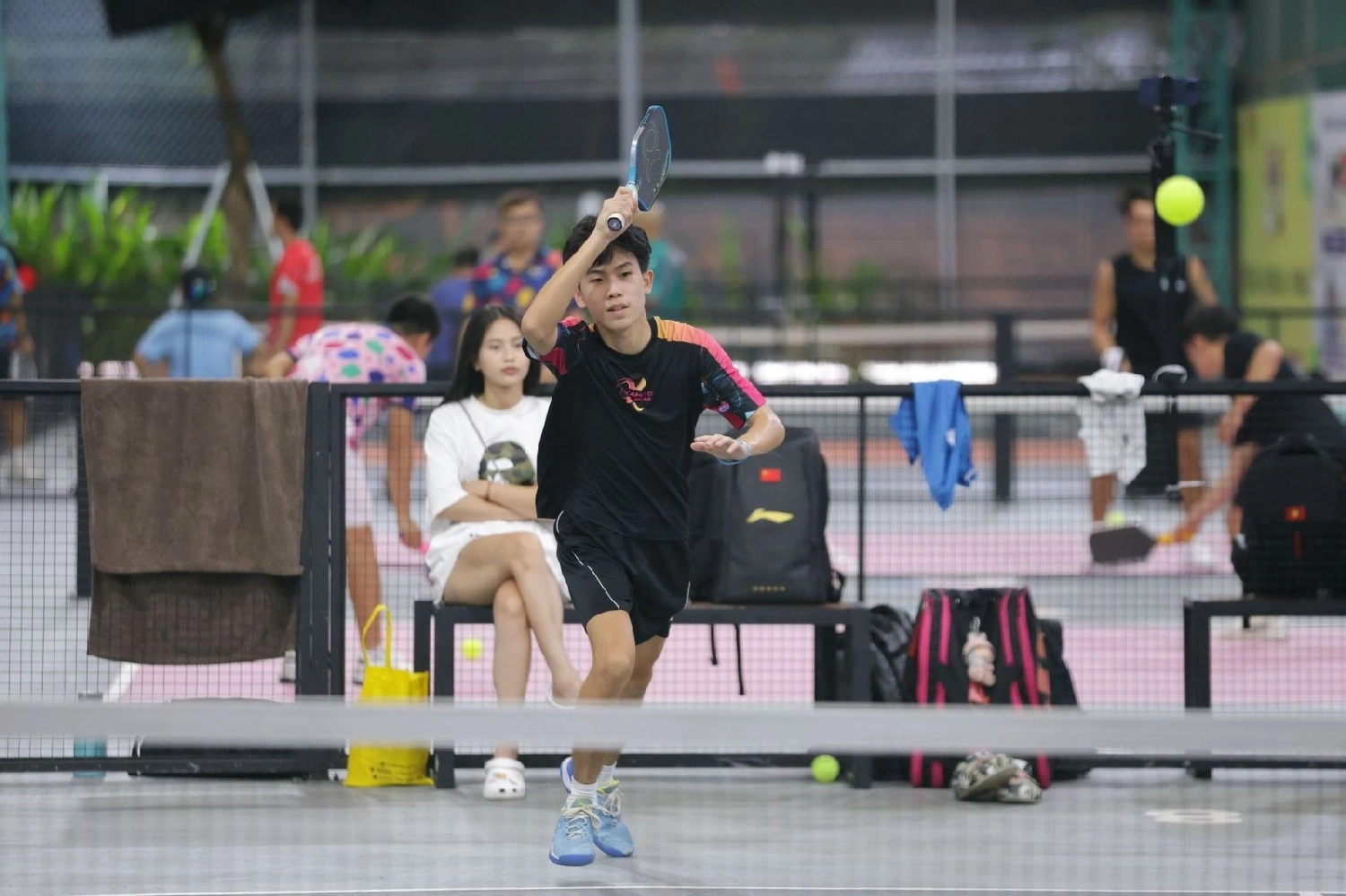 Tống Nhật Minh luyện tập pickleball