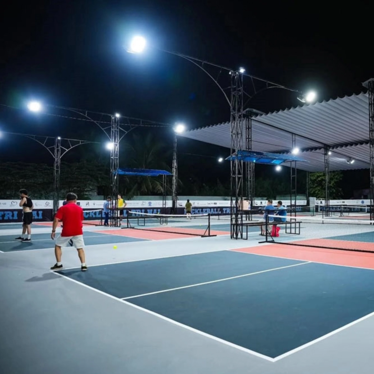 Hình ảnh đèn led chiếu sáng sân pickleball