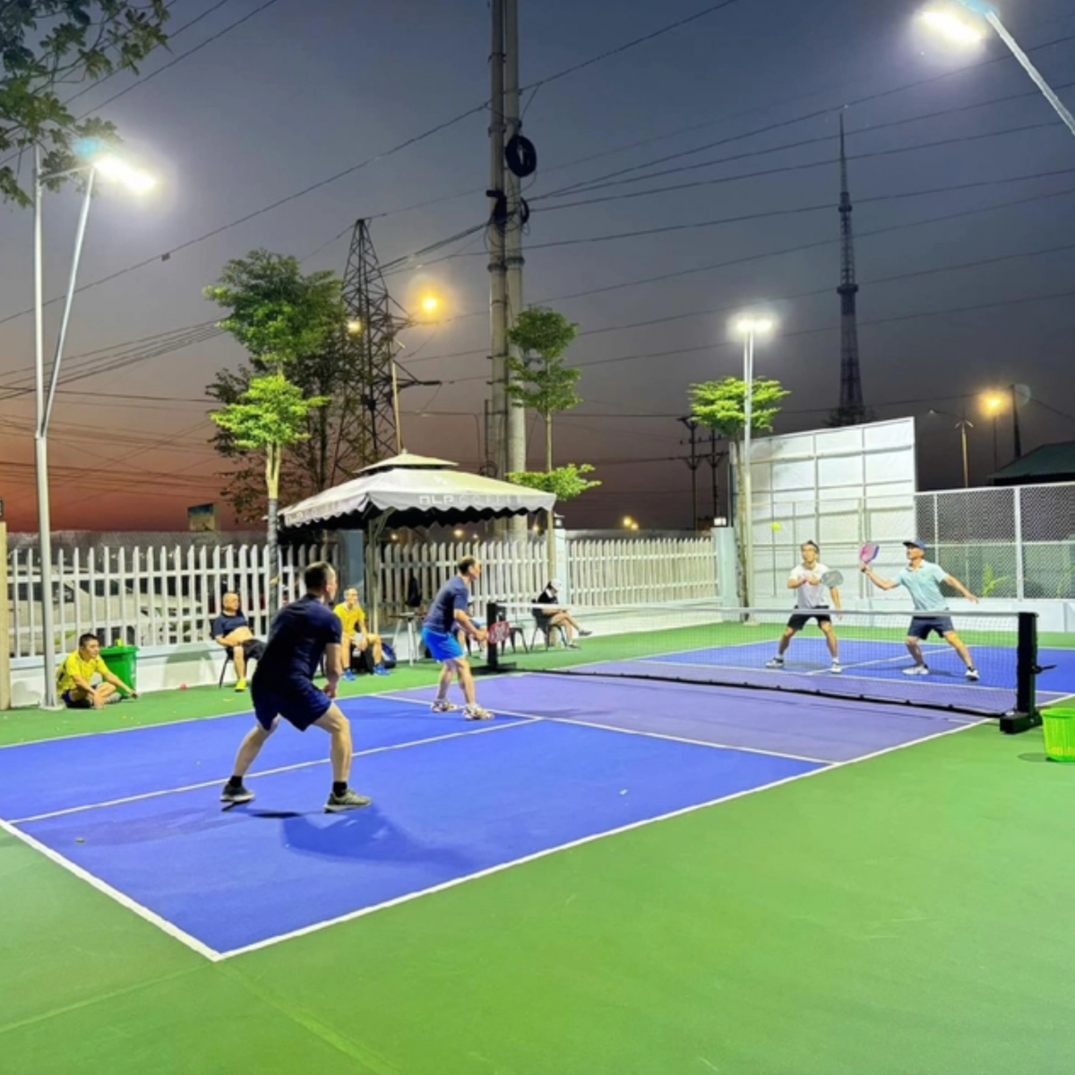 đèn chiếu sáng sân pickleball