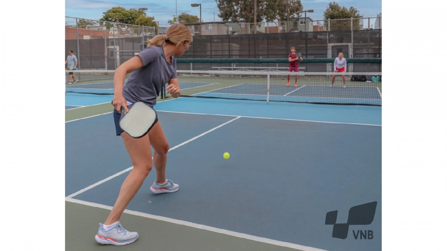 Trang phục Pickleball áo thun phối với quần short thể thao ngắn