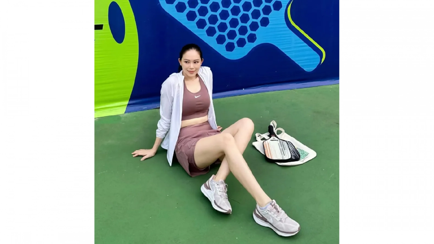 Áo croptop phối cùng quần thể thao lưng cao