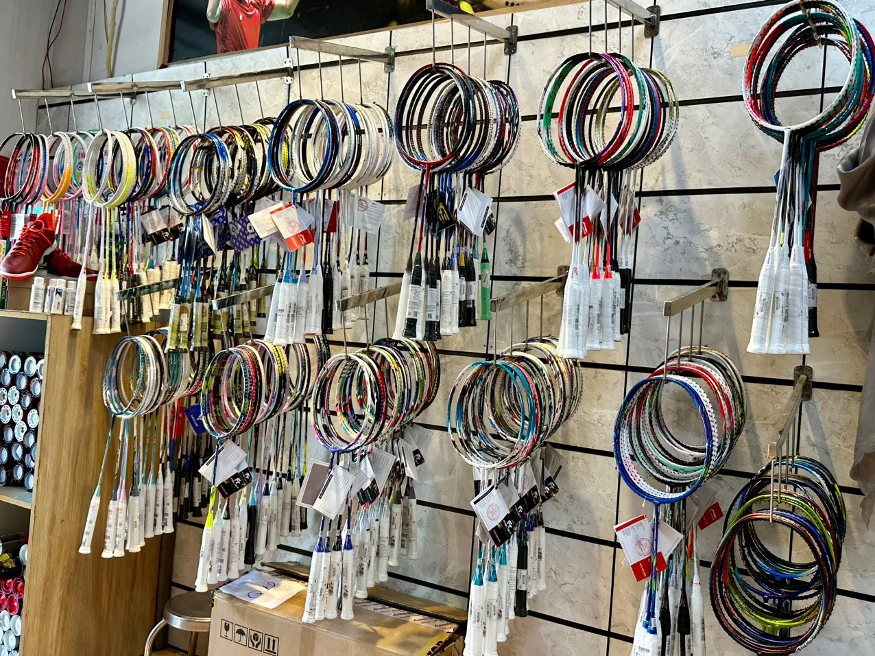 Khu vực bán vợt cầu lông tại hệ thống cửa hàng cầu lông VNB Sports quận 12