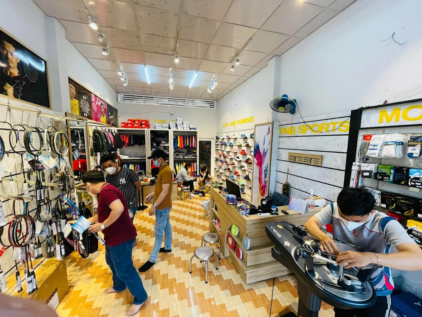 Không gian hệ thống cửa hàng cầu lông VNB Sports quận 12