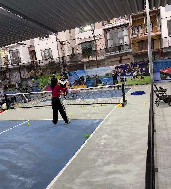 Người chơi trải nghiệm đánh bóng tại VICEM Pickleball