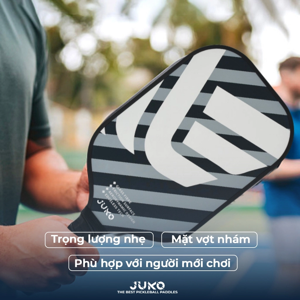 Người chơi đang sử dụng cây vợt pickleball juko
